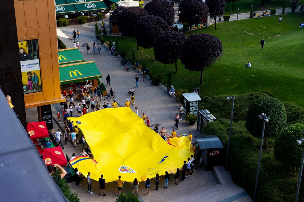 FOTO | EURO 2024, la mall: Românii s-au îngrămădit să vadă meciurile tricolorilor în centrele comerciale Iulius din Iaşi, Timişoara, Cluj şi Suceava