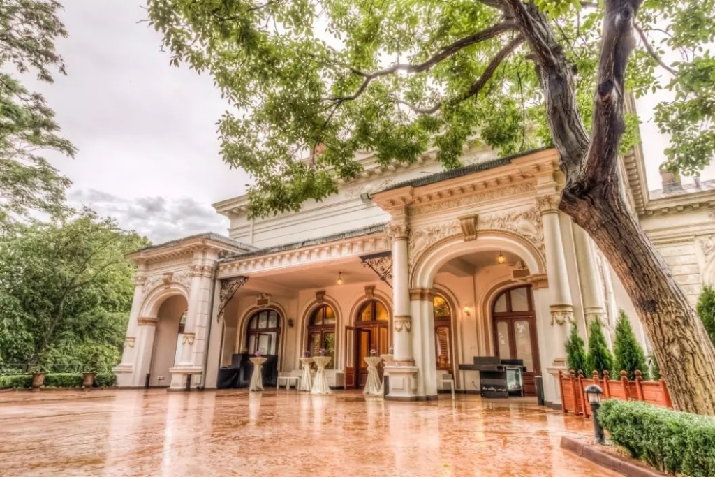 GALERIE FOTO | Proprietarul Palatului Bragadiru a redus prețul cu care vrea să vândă proprietarea istorică din Capitală